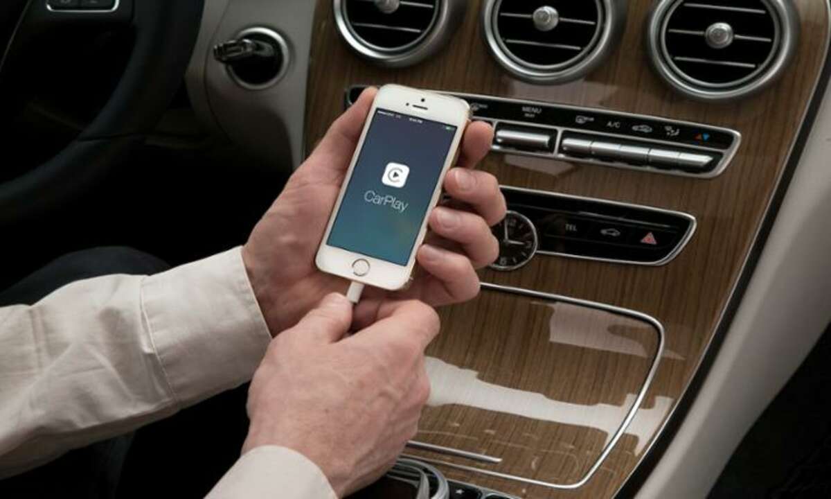 apple,marcedes,carplay