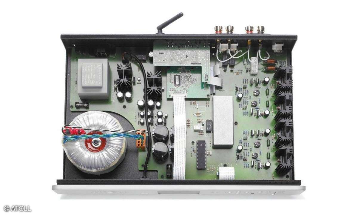 ABSCHIRMDIENST: Die Streamingund Funk-Boards (Mitte hinten) haben ein gewisses Störpotential. Atoll hat daher die besonders sensiblen großen Koppel-Folien-Cs mit einer dicken grauen Stahlhaube geschützt.