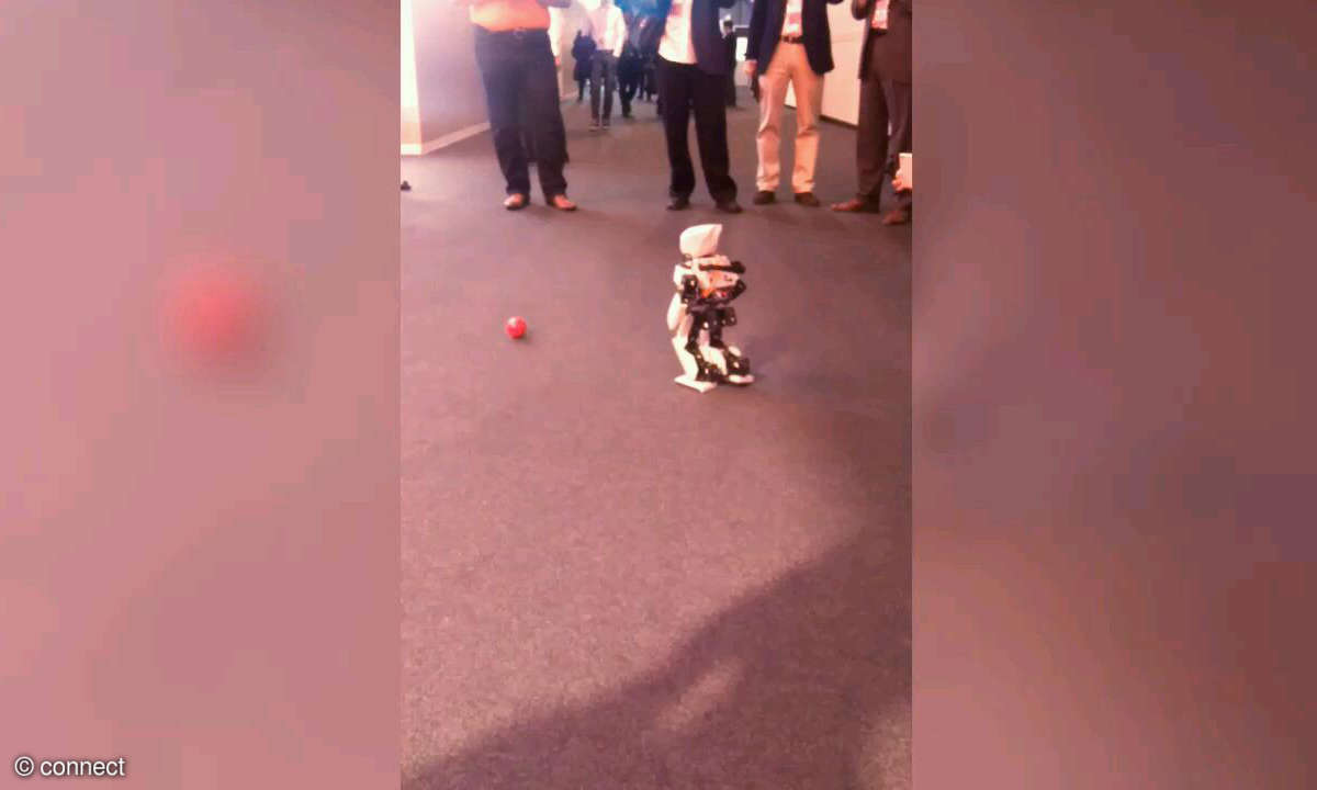 MWC 2016: Roboter-Fußball bei Ubuntu
