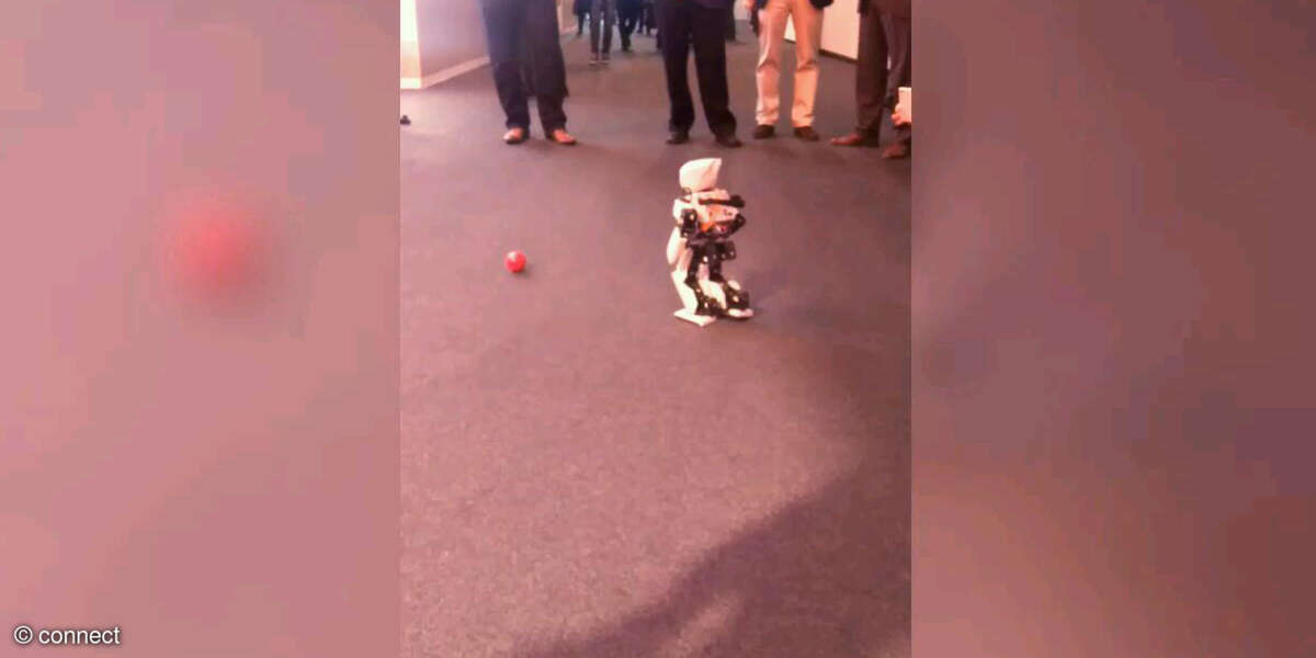 MWC 2016: Roboter-Fußball bei Ubuntu