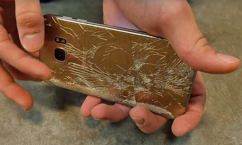 Samsung Galaxy S7 Edge Falltest: S7 Crash Test - Feuer, Wasser, Kratzer