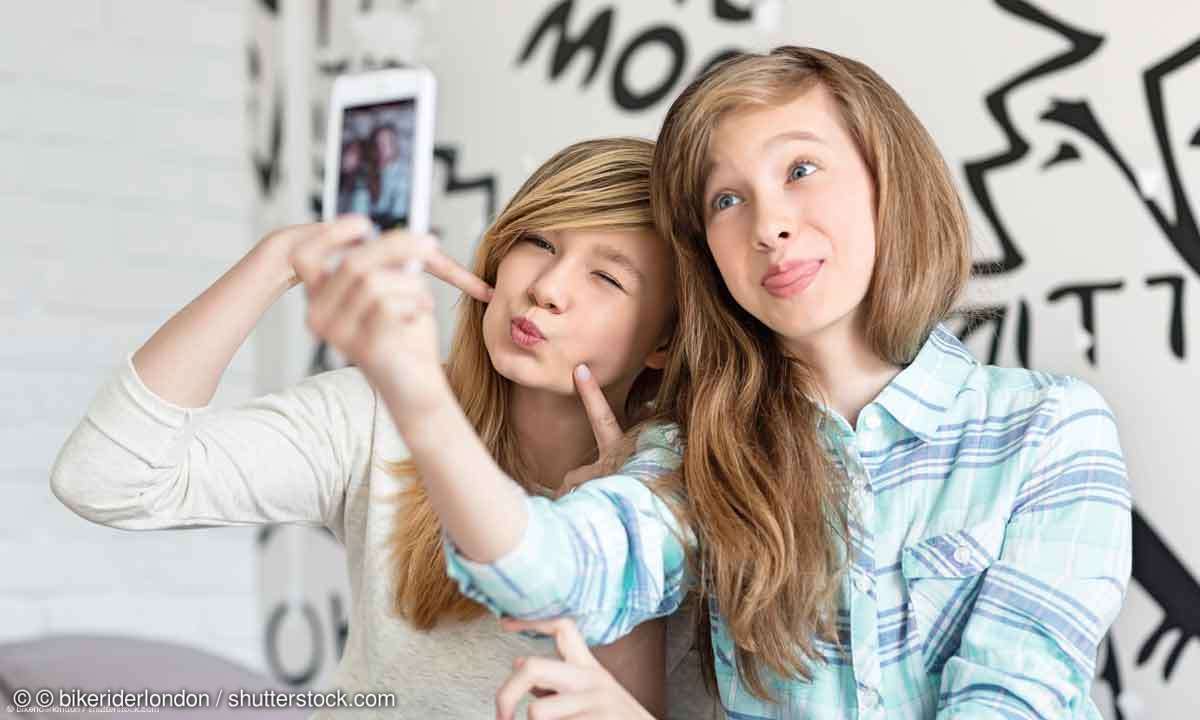 Teenager mit Smartphone