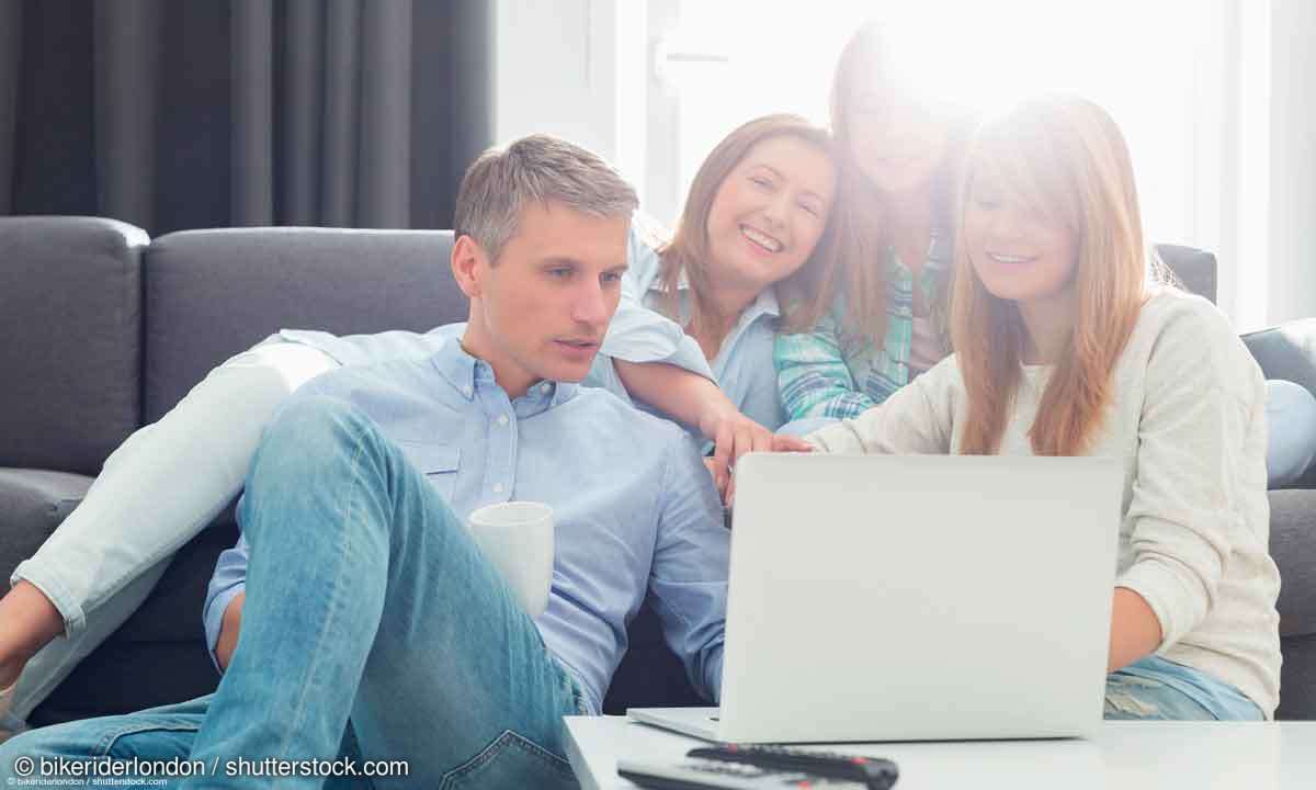Familie am Laptop