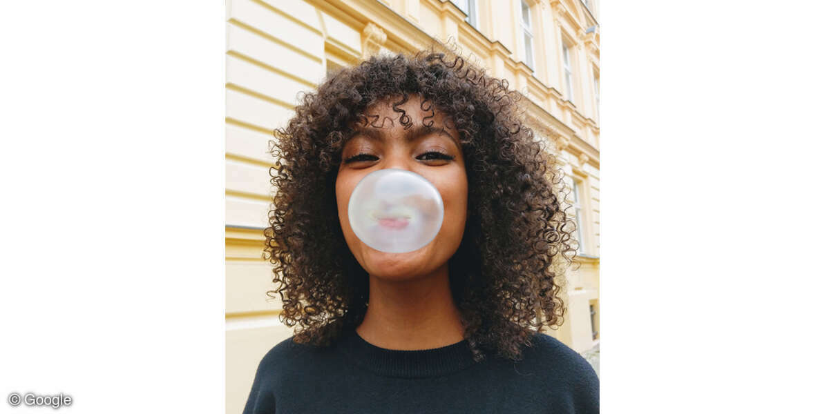 Google Pixel 2 Beispielfoto Frau Kaugummi