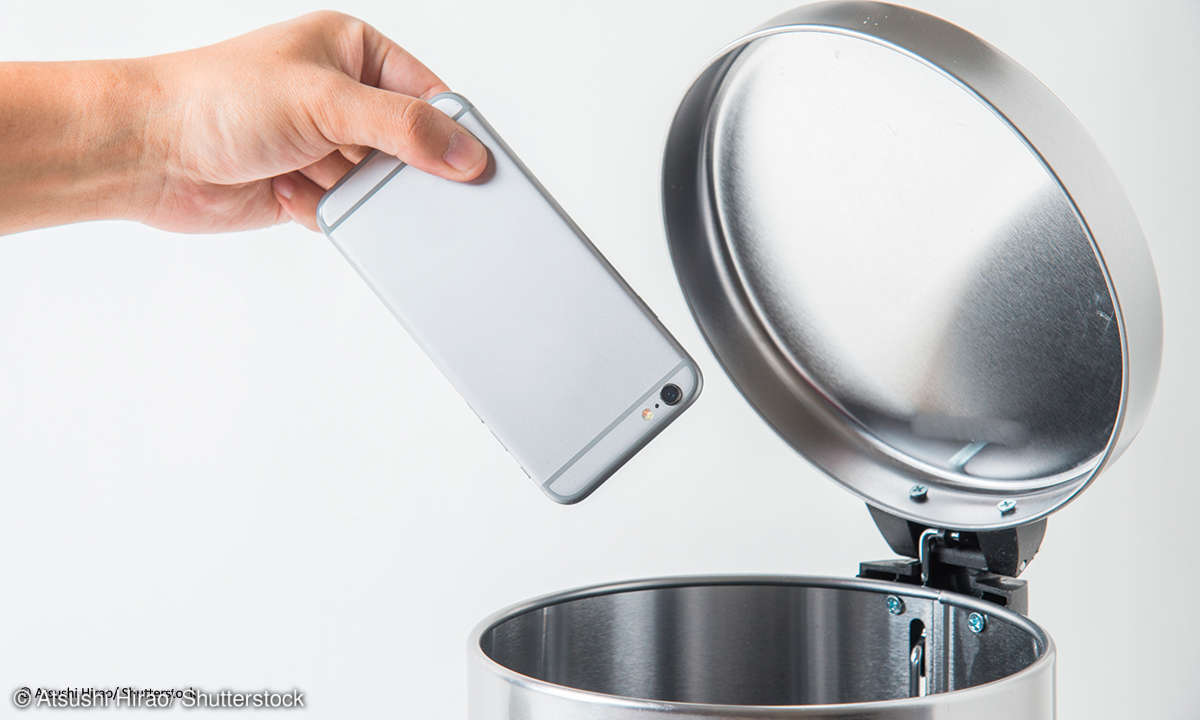 Smartphone im Mülleimer