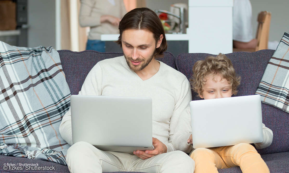 Vater und Sohn mit Laptop