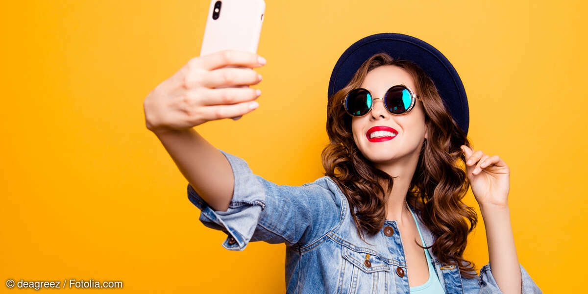 Frau macht Selfie