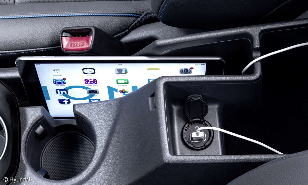 Hyundai Ioniq Hybrid Ladeanschluss Tablet