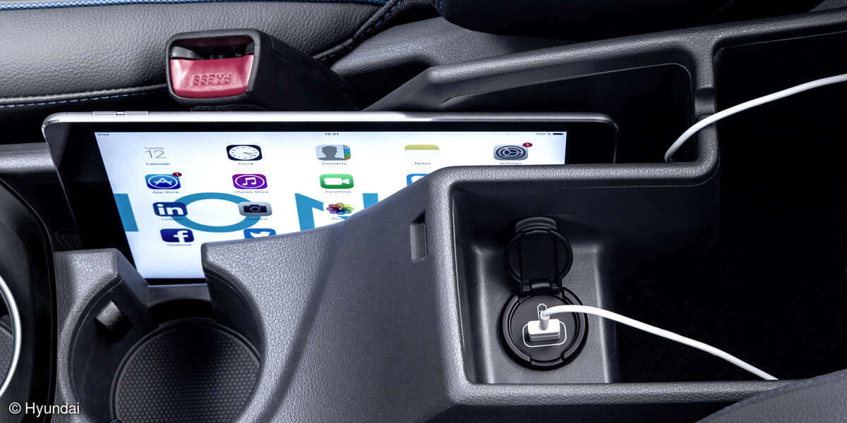 Hyundai Ioniq Hybrid Ladeanschluss Tablet