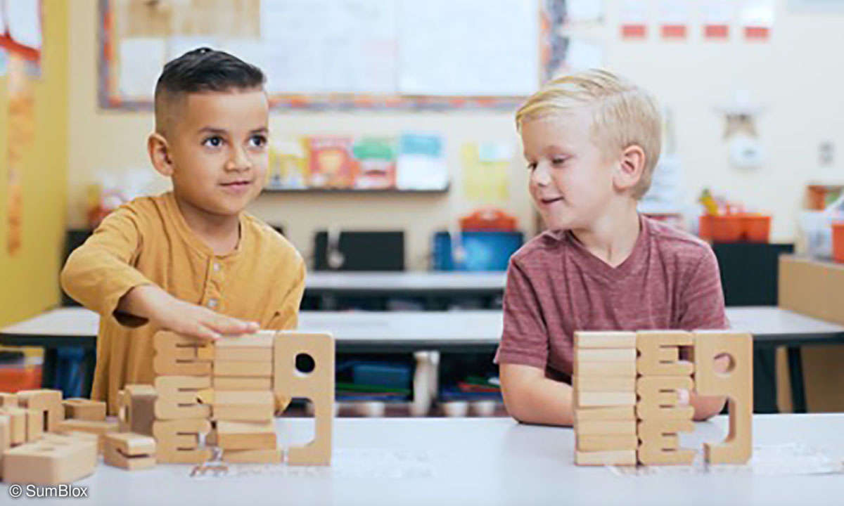 SumBlox Kinder beim Spielen