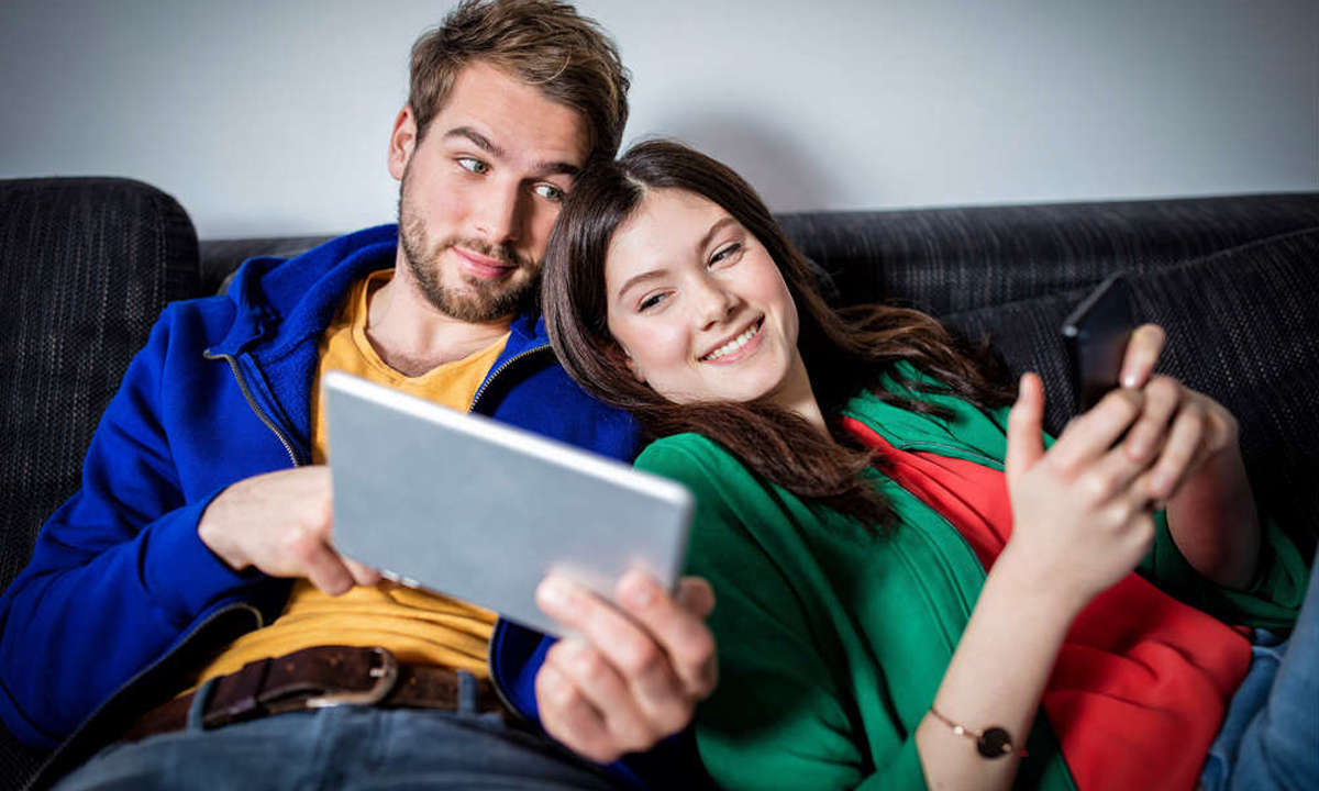 Paar mit Tablet und Smartphone