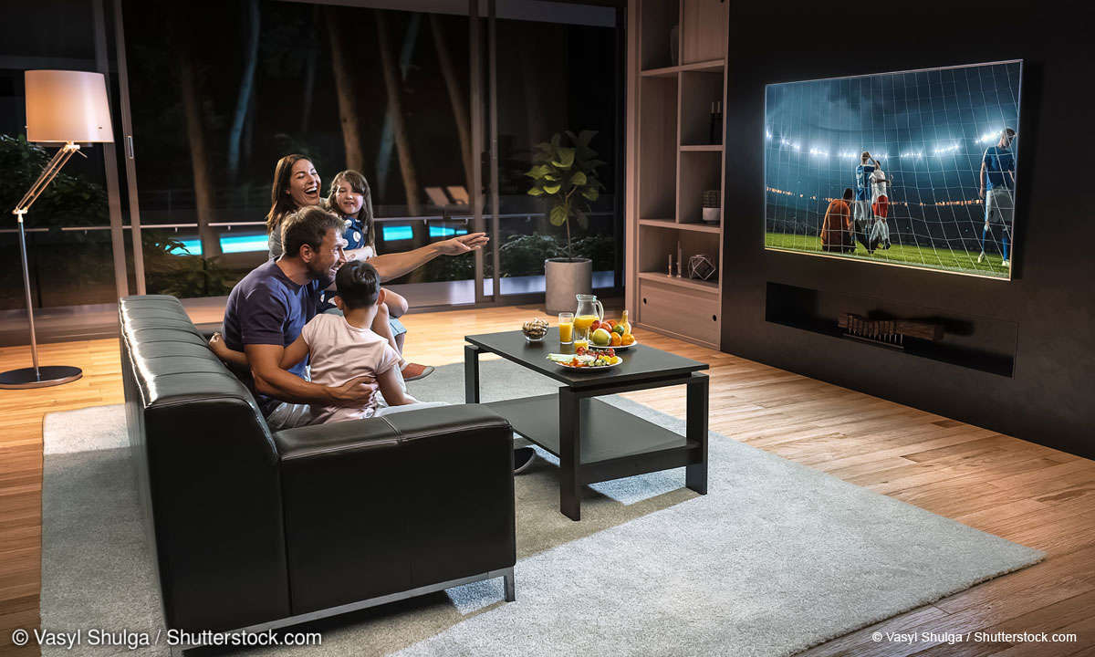 Großer Smart-TV im Wohnzimmer