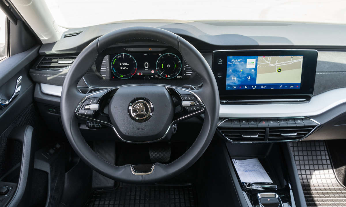 Connectivity Test hybride Mittelklasse 2021 Skoda Oktavia Cockpit