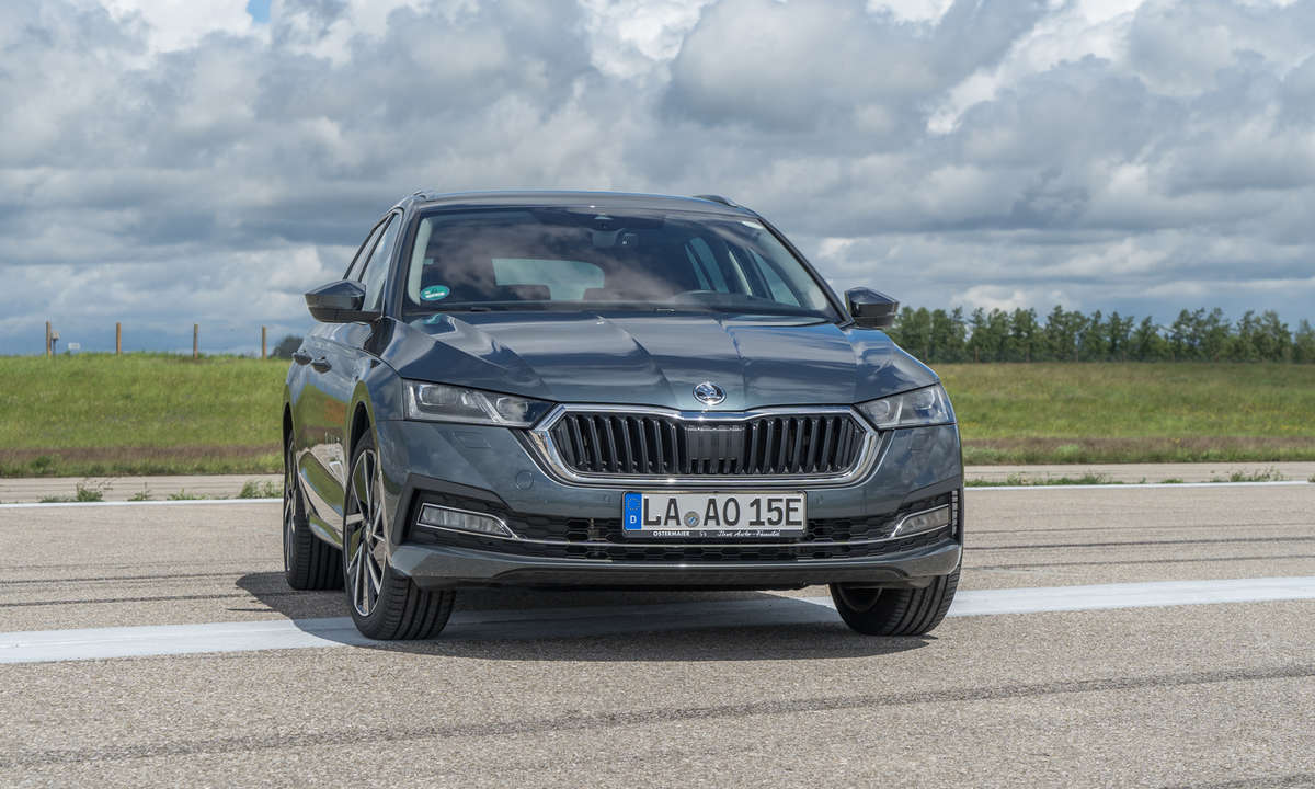 Connectivity Test hybride Mittelklasse 2021 Skoda Octavia aussen