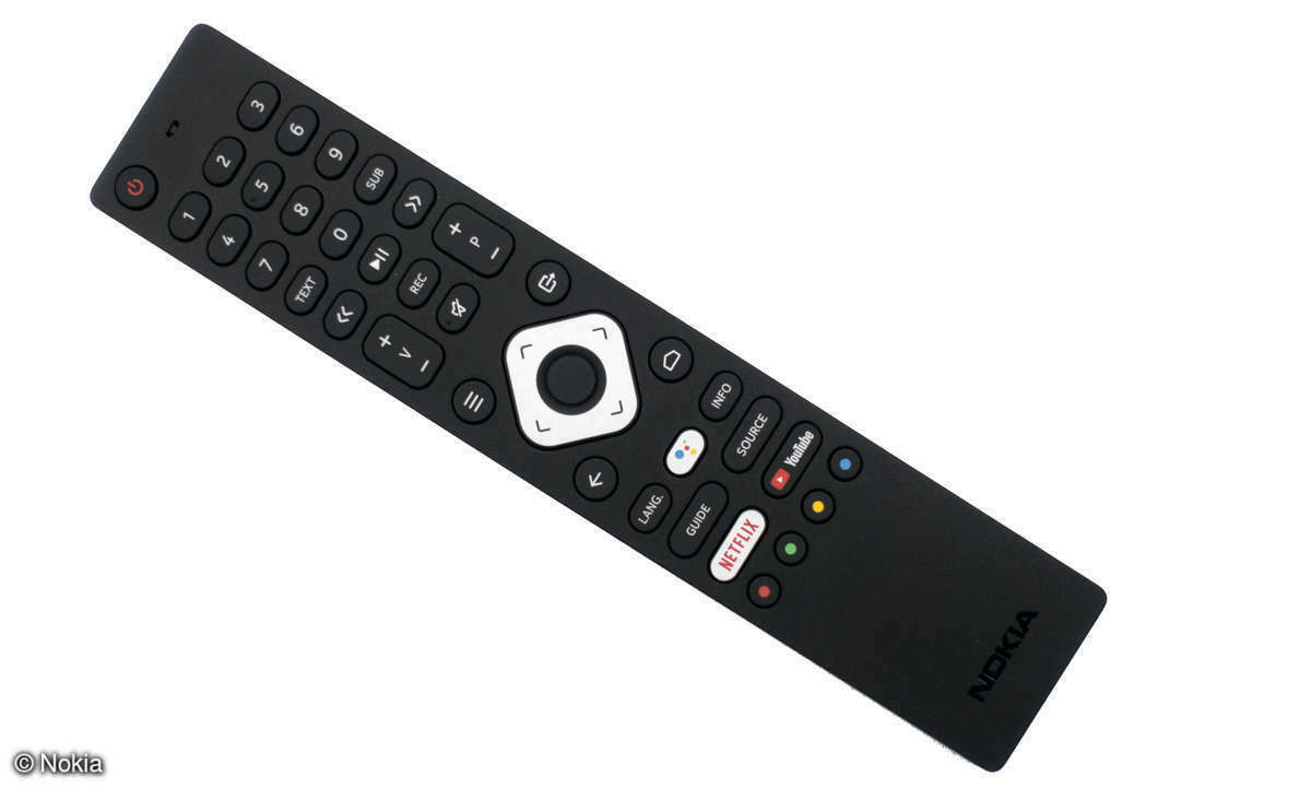 Auf dem ersten Blick eher konventionell, aber beleuchtet und ergonomisch gelungen: die Fernbedienung.