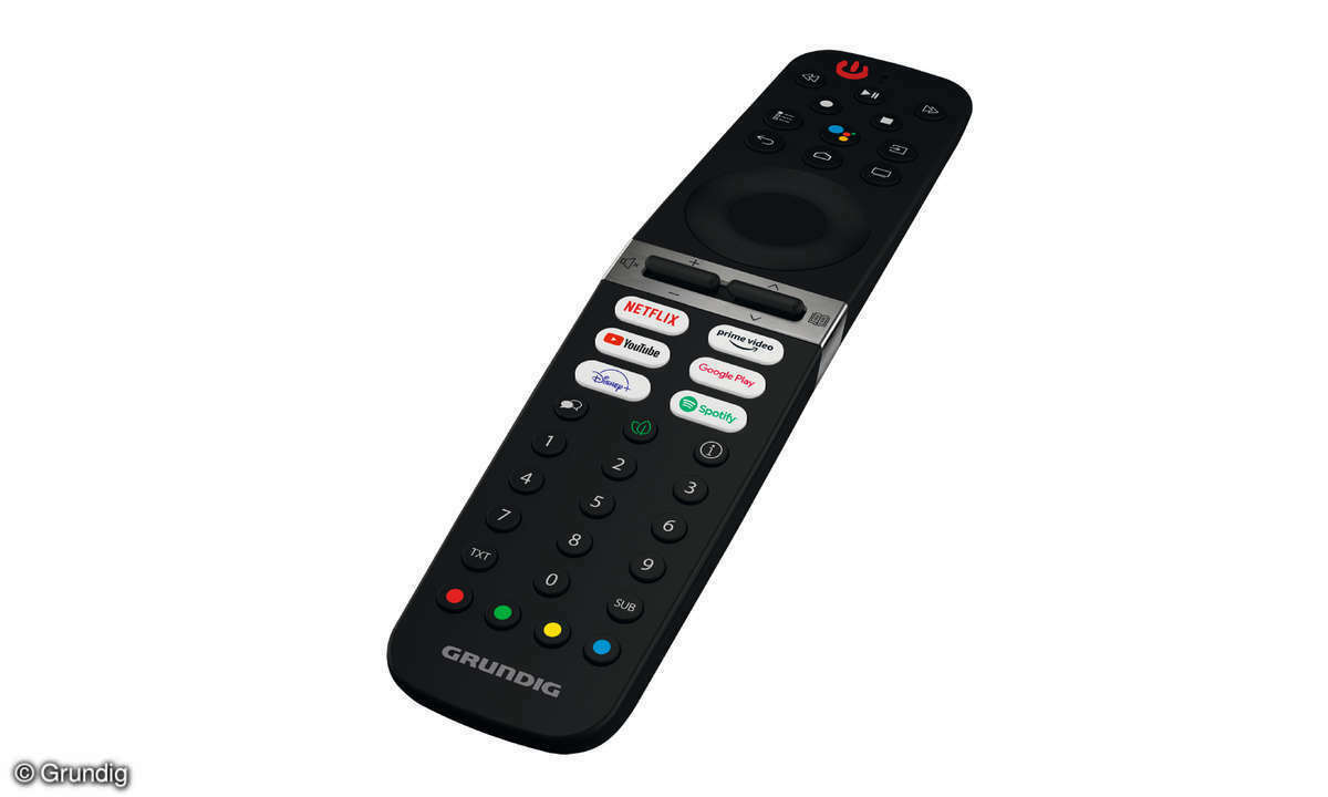 Die äußerst gelungene Fernbedienung wirkt modern smart, besitzt Wippen und ein Mikrofon, aber auch Zahlentasten und zudem alles, was man zum klassischen Fernsehen braucht.