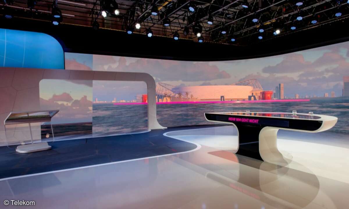 Das MagentaTV WM-Studio mit Moderationstisch und Taktikoard.