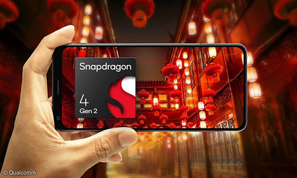 Hand hält Handy hoch mit Logo der Snapdragon 4 Gen 2