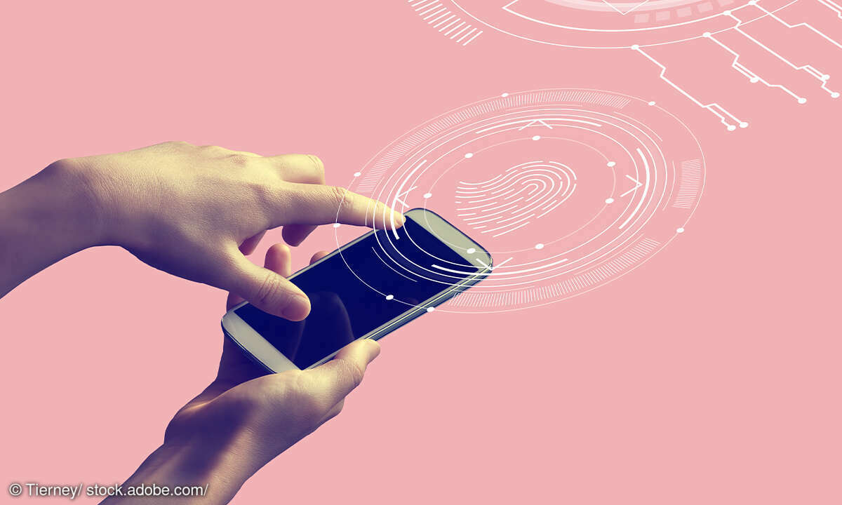 Fingerabdruck-Scanner mit einer Person, die ein weißes Smartphone hält