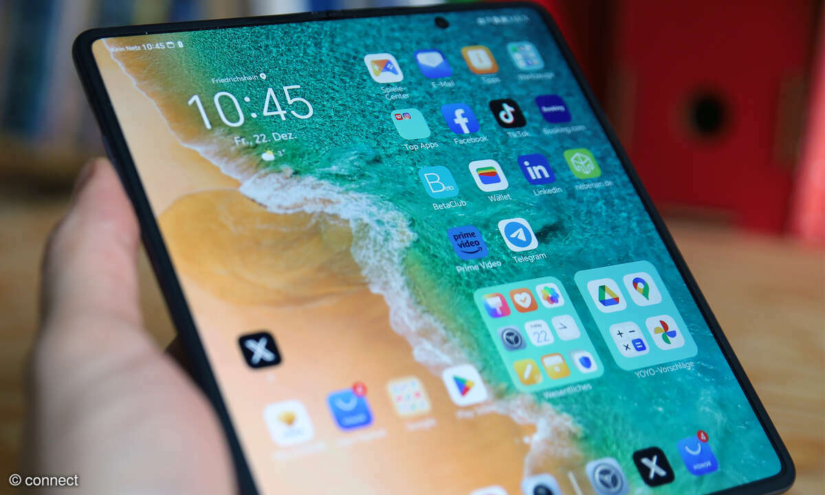 Honor Magic V2 Test aufgeklappt in der Hand