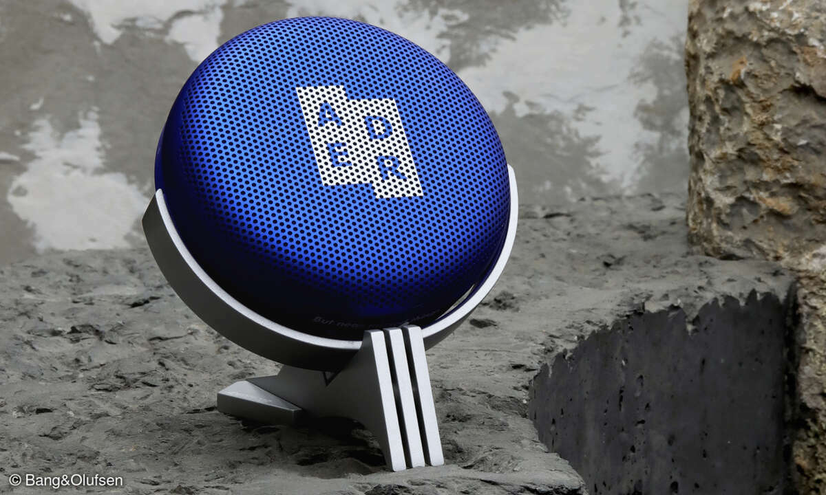 Die Sonderedition des Beosound A1 kommt in schickem Blau.