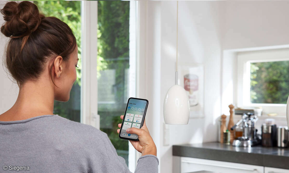 Online_Siegenia-smarter-Fenstergriff_Ambiente_Frau_Handysteuerung