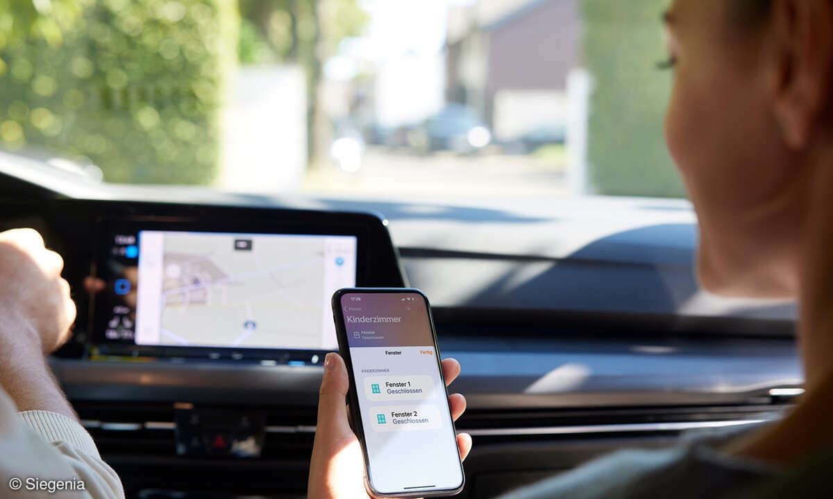 Online_Siegenia-smarter-Fenstergriff_Ambiente_Handysteuerung-unterwegs