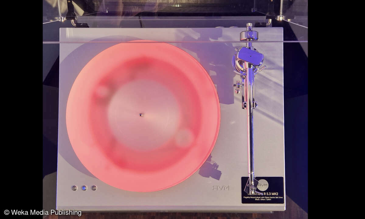 00 AVM Rotation R 5.3 MKII Die bunt beleuchteten Drehteller sind und bleiben ein Blickfang - da war es eigentlich nur eine Frage der Zeit, bis AVM die MK2 Versionen seiner Vinyldreher ins Rennen schickt. Solide wie eh und je dreht sich neben Rotation