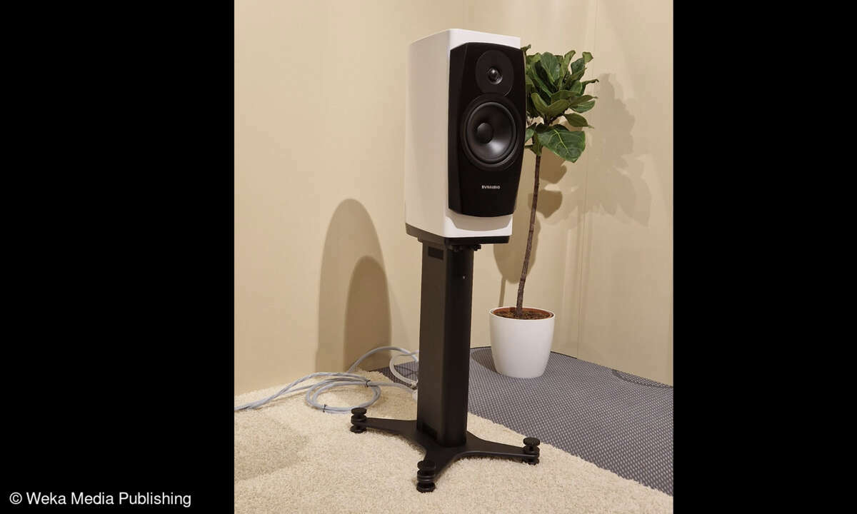 Die Dynaudio Confidence 20A ist eine aktive Kompaktbox auf Basis des passiven Modells. Elektronik und Anschlüsse sind im Ständer integriert. Es gibt eine schaltbare Abtastratenkonvertierung, Preis: 20000 Euro, erhältlich ab November 2024