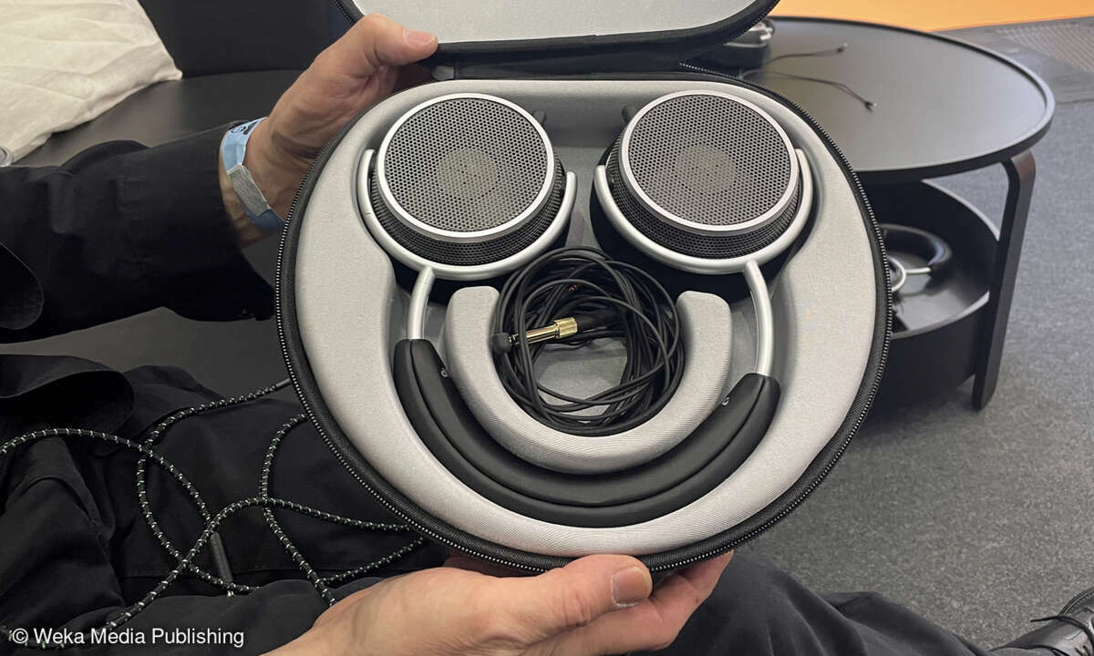 Smile: Am Stand von Grell zeigte Mastermind Axel Grell die ersten Exemplare des OAE1, einem offenen dynamischen Over-Ear-Kopfhörer mit angewinkelten Treibern. Der OAE1 ist ab sofort erhältlich und kostet 500 Euro.