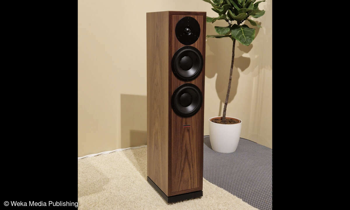 Dynaudio bringt die Contour Legacy in einer Limited Edition. Es werden nur 1000 Paare gefertigt. Interessant ist das Slim Line Design ohne Spike-Ausleger, das durch eine 8,5 kg schwere Basis aus Gusseisen erreicht wird, die für Kippsicherheit sorgt.