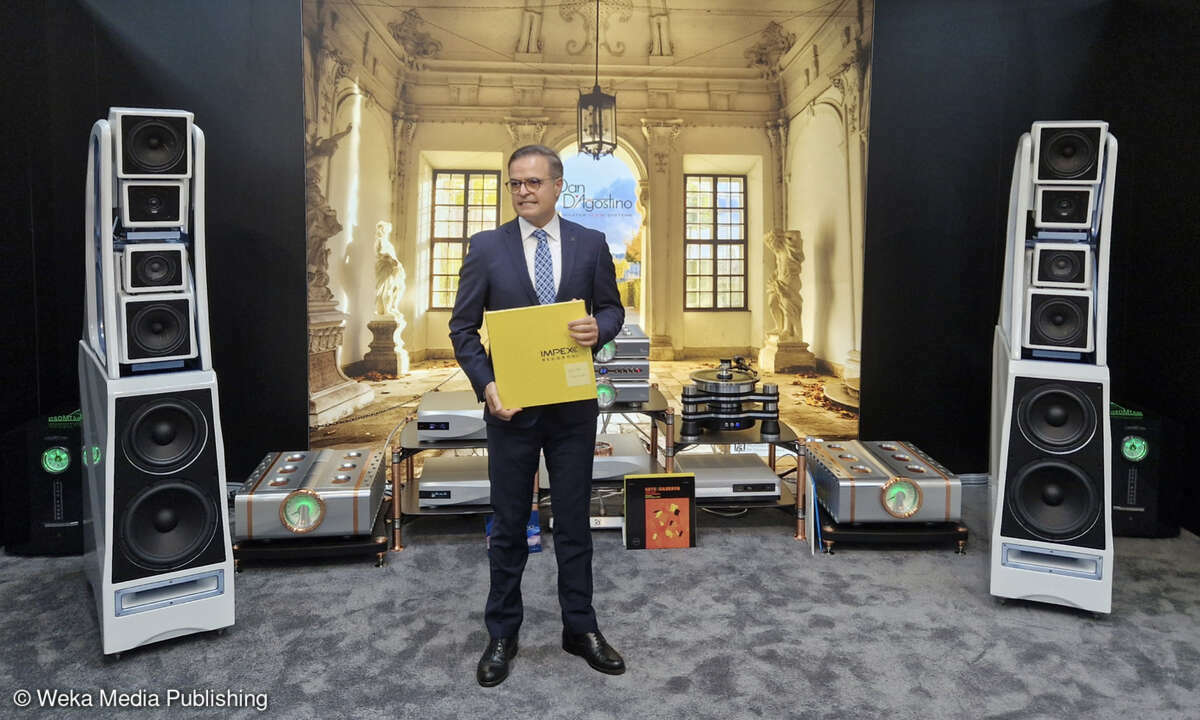 Mansour Mamaghani, Geschäftsführer von Audio Reference, führte durch das umfangreiche High-End-Portfolio seines Vertriebs, das unter anderem die Marken Wilson Audio und Dan D'Agostino (Anlage im Hintergrund) umfasst.