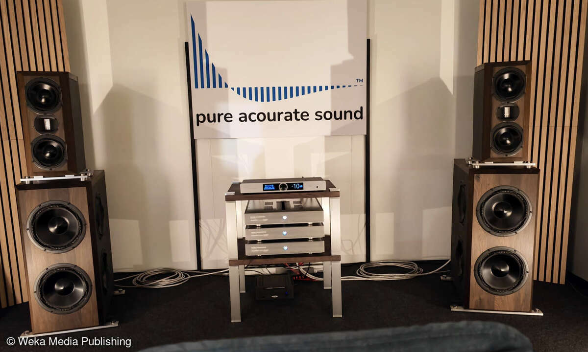 Das nichtkommerzielle Projekt von pure acourate sound zeigte was auf kleinstem Raum möglich ist, wenn die Wissenschaft alle Aspekte von Lautsprecher und Raum optimiert. Der Bass allein übertraf alle Erwartungen. Hörenswert!