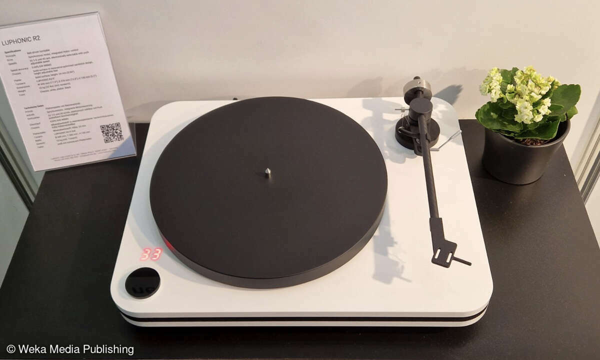 Neuer Plattenspieler bei Luphonic: R2 mit Bedienpuck (links unten). UVP um 3850 Euro.