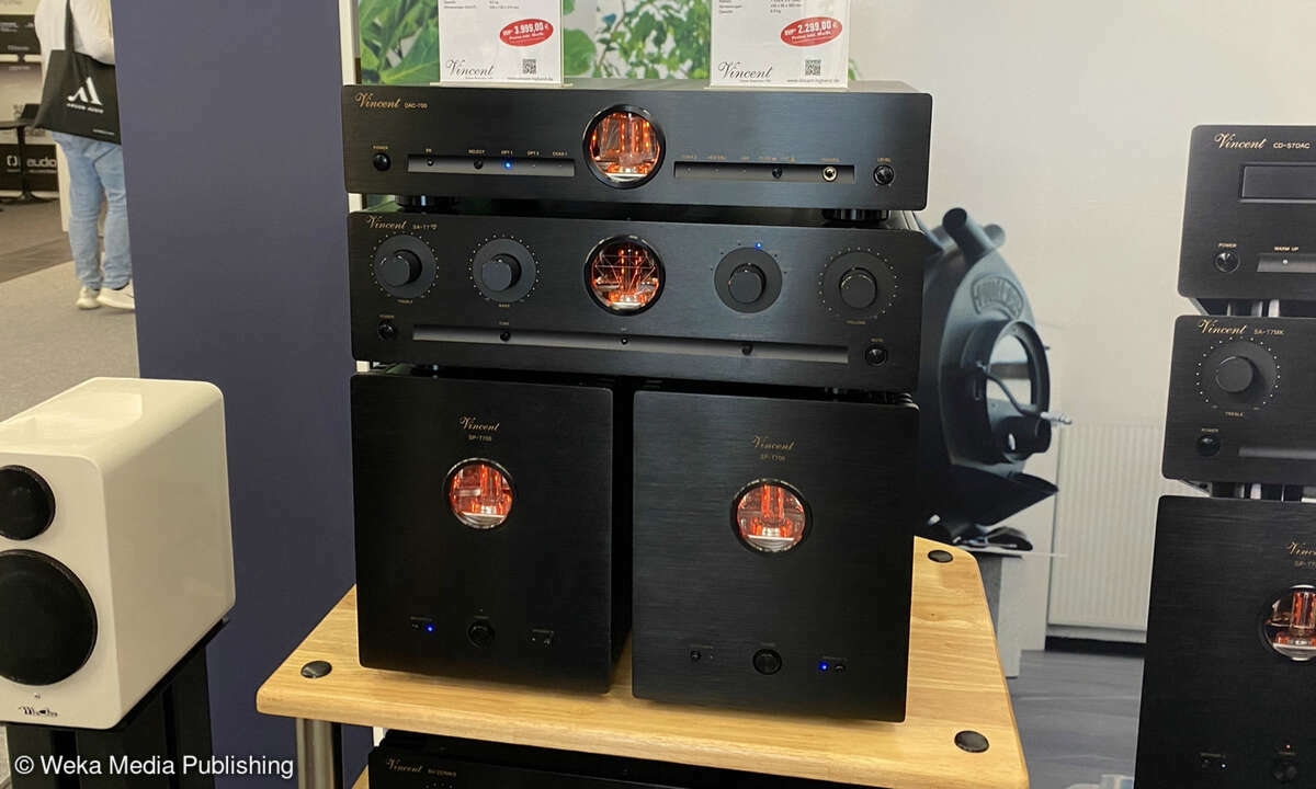 Am Stand von Vincent konnte man die TubeLine-Serie bewundern. Hier der Vorverstärker SA-T1 Diamond, der D/A-Wandler DAC-700 und die Monoblöcke SP-T700.
