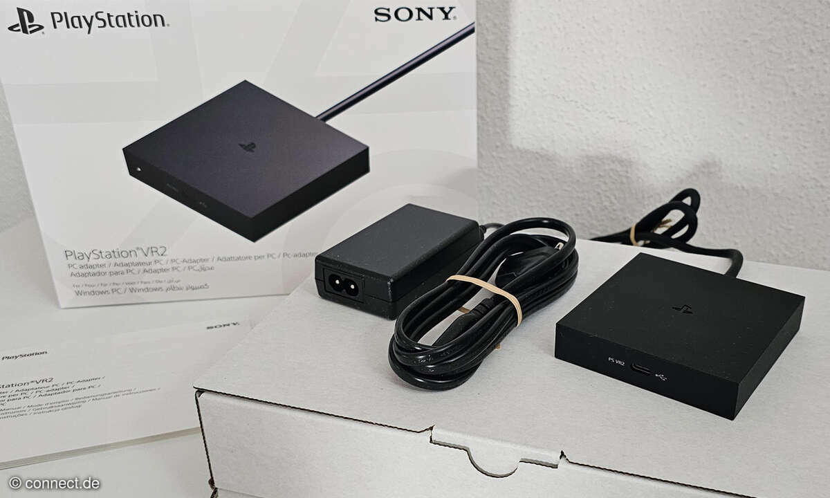 Adapter mit fixiertem USB-Kabel, Netzteil und eine Anleitung. Das ist der Lieferumfang.