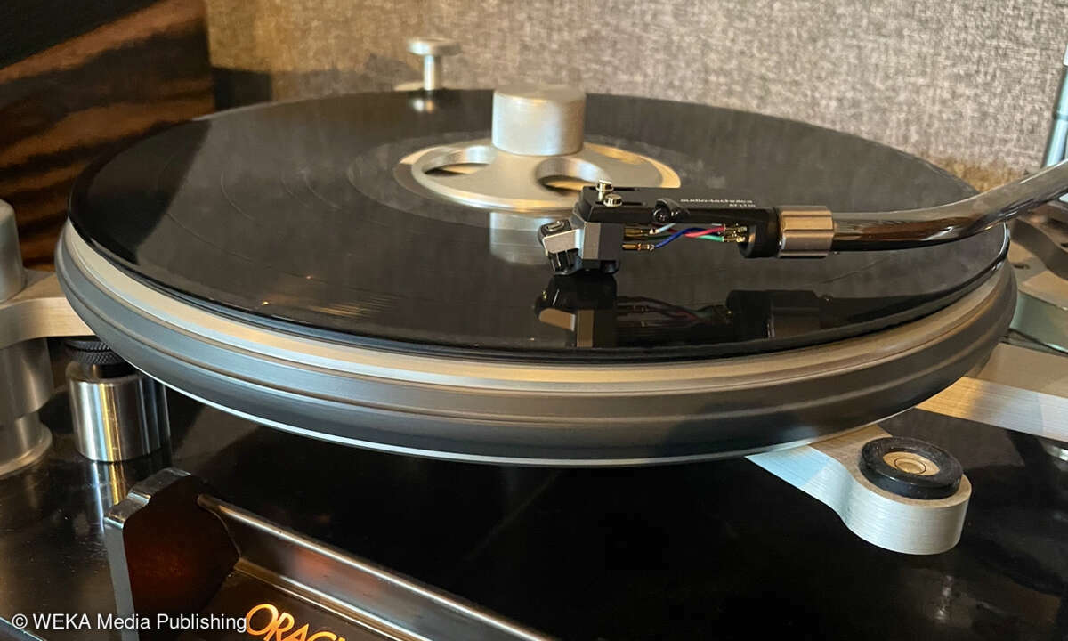 Am Rande der IFA führte Audio-Technica den High-End-Tonabnehmer AT-ART1000x vor. Bei diesem MC-System befinden sich die Spulen direkt vorn am Abtast-Diamanten, weswegen der Hersteller von einem Direktantrieb spricht. Der Tonabnehmer wird von Hand in