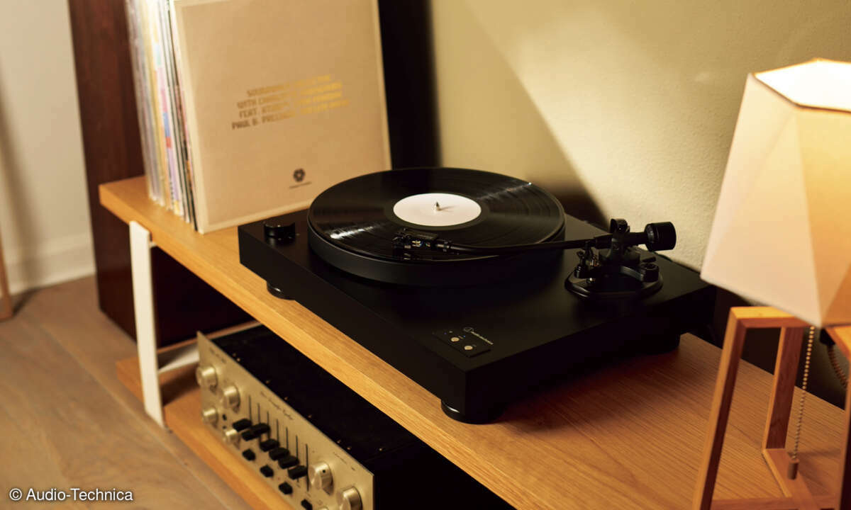 Der Audio-Technica AT-LP8X ist mit seinem J-förmigen Tonarm und einem gummigedämpften Aluminiumdruckguss-Plattenteller ausgerüstet.