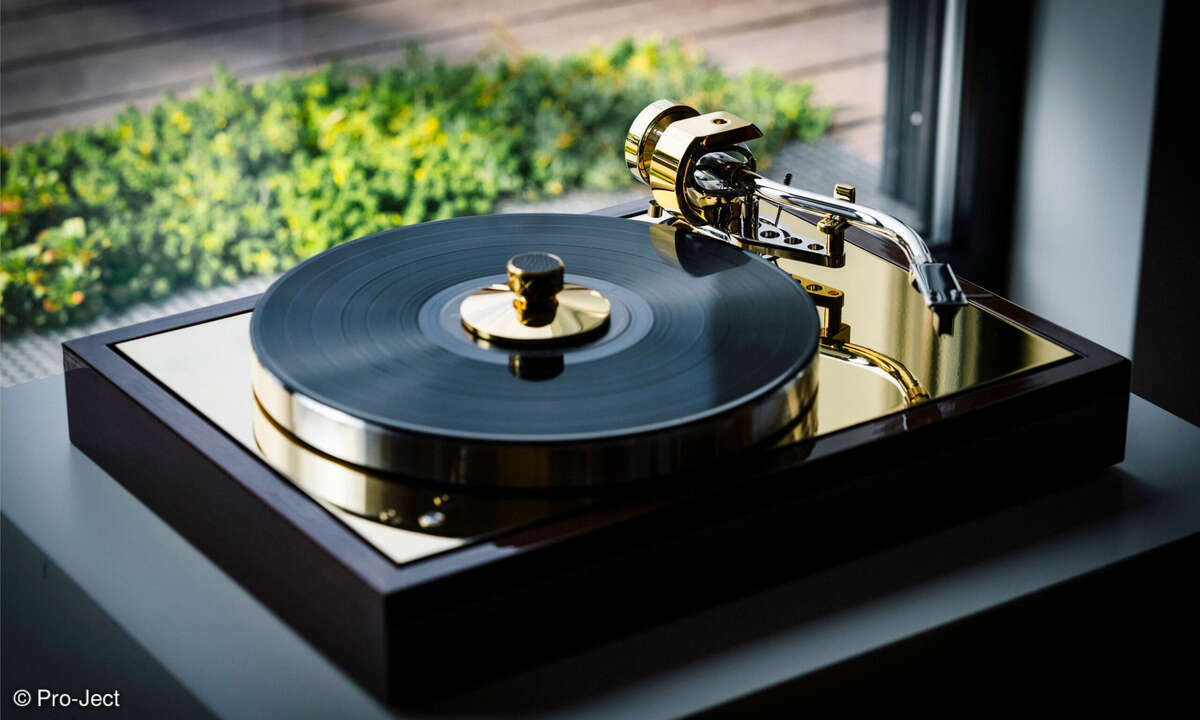 pro-ject-plattenspieler-record-player-turntable-the-classic-reference-acacia-brass-beauty