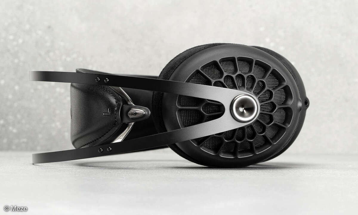Der Meze Audio 105 AER kombiniert offene Bauweise mit Art-déco-Design.