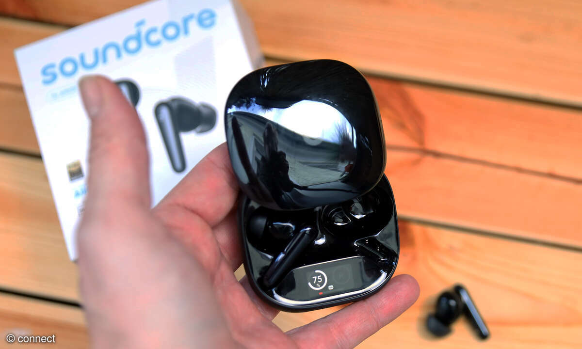 Soundcore Liberty 4 Pro Test Case in der Hand