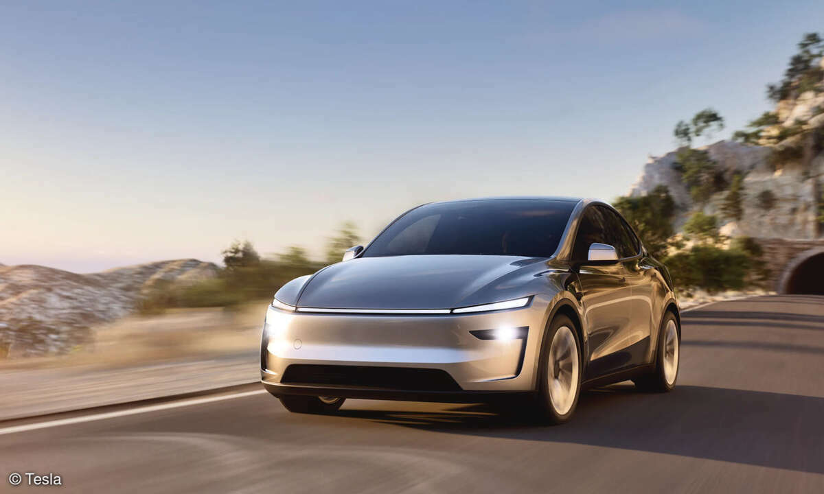 Die Front des Tesla Model Y hat sich deutlich geändert. Der „Entenschnabel“ fällt weniger prägnant aus.
