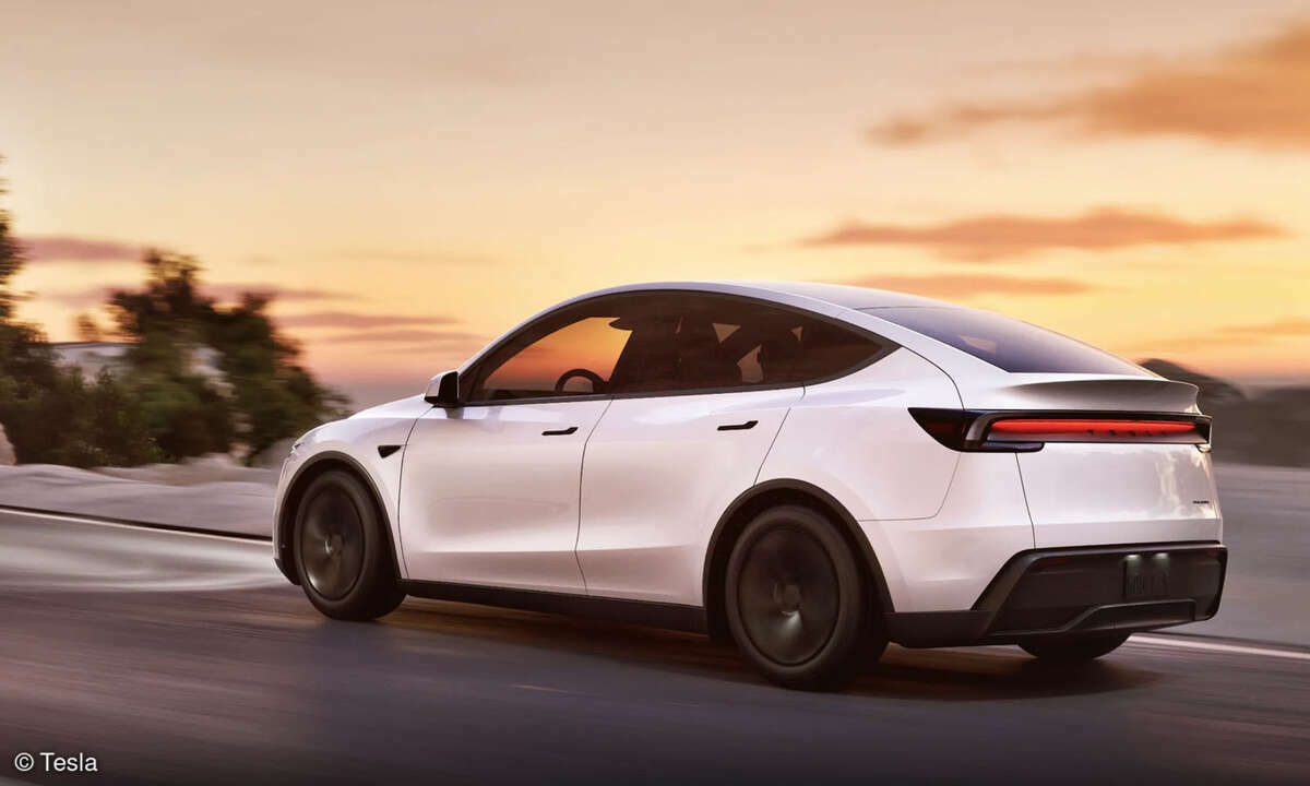 Am Heck des Model Y findet sich jetzt eine durchgehende Leuchtleiste.
