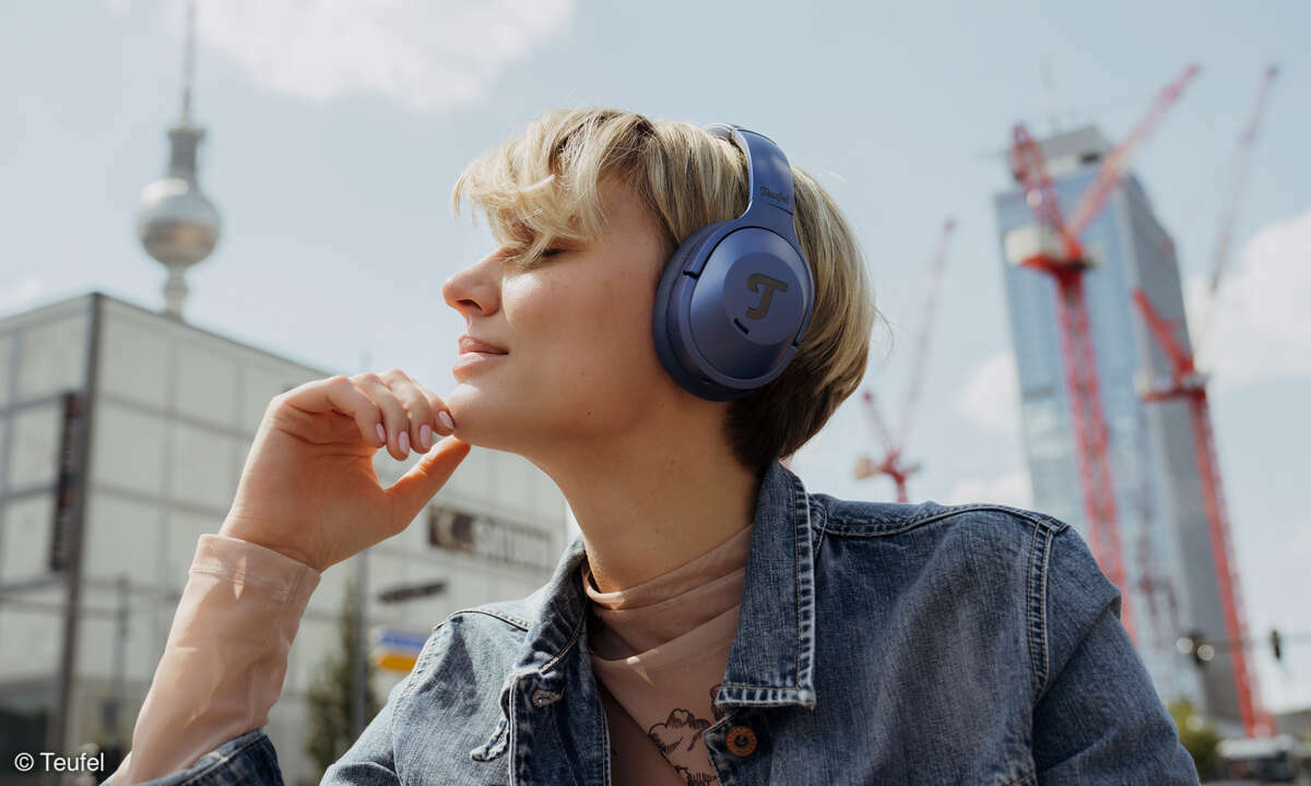 teufel-real-blue-nc-3-steel-blue-lifestyle