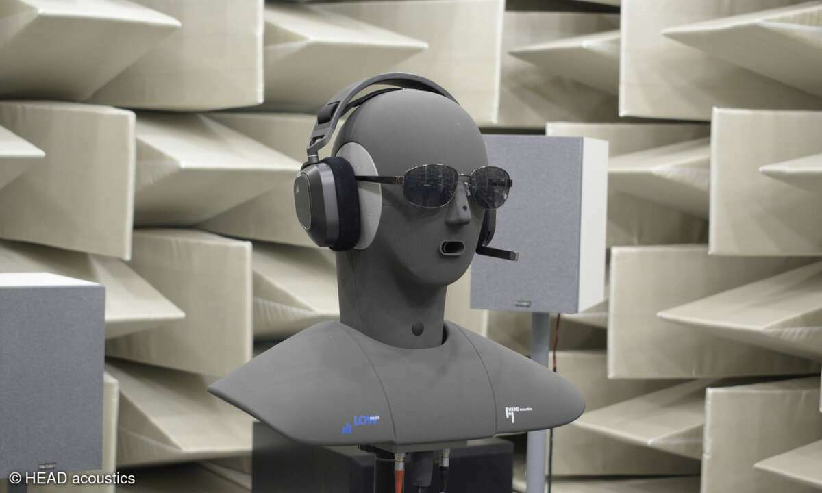 Headset auf Kunstkopf im schalltoten Raum