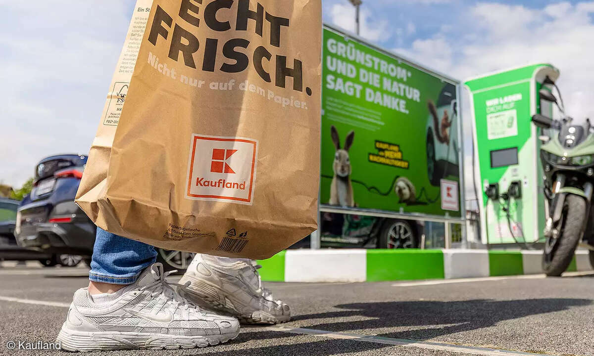 Wer bei Kaufland oder Lidl tankt, zahlt künftig weniger pro Kilowattstunde.