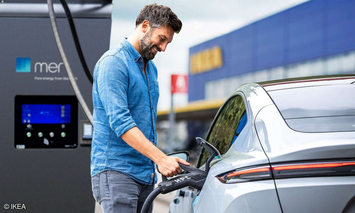 IKEA investiert in den Ausbau der Ladeinfrastruktur für E-Autos.