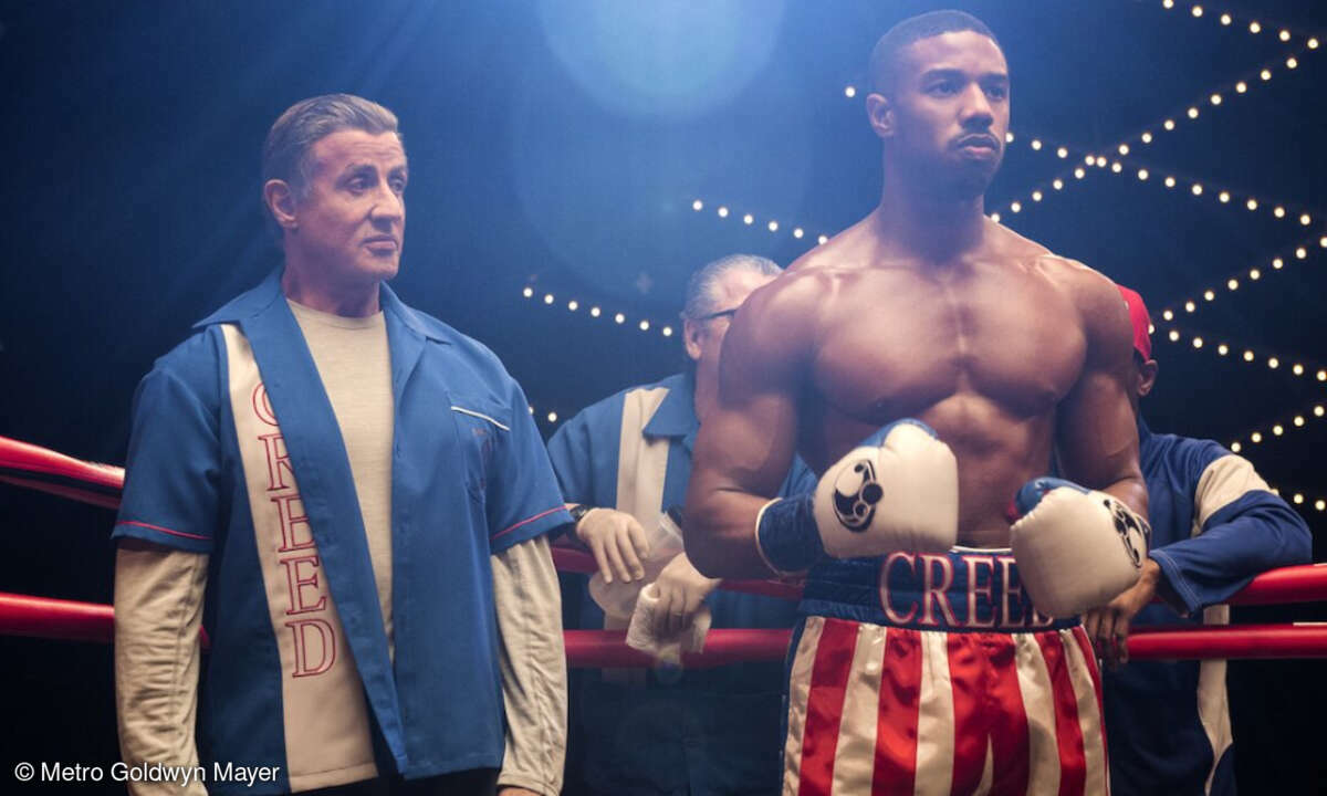 Adonis Creed und sein legendärer Trainer Rocky Balboa stehen gemeinsam im Ring.