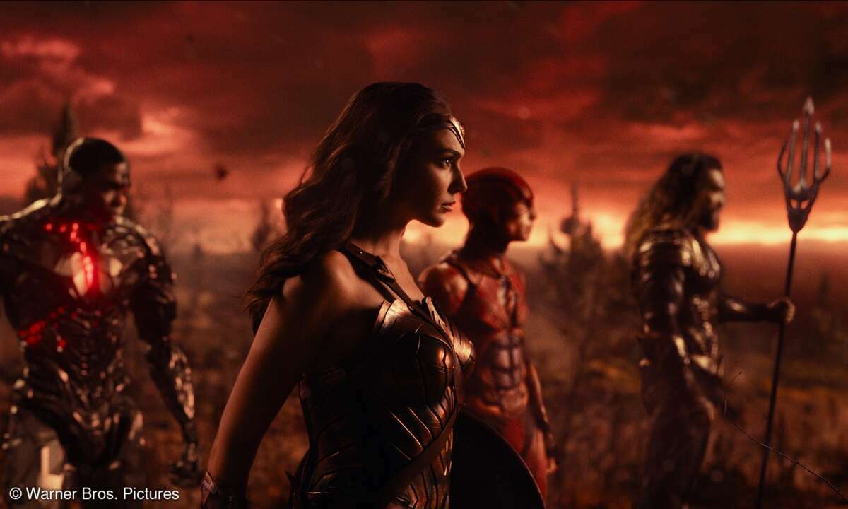 Wonder Woman (Gal Gadot) kämpft gemeinsam mit Cyborg, Flash und Aquaman sowie Batman (nicht im Bild) als