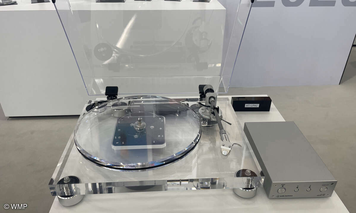 Audio-Technica AT-LPA2, Brandneu und als Premiere auf der HighEnd, der neue Acrylglas-Plattenspieler von Audio-Technica, Preis: 2.000 Euro